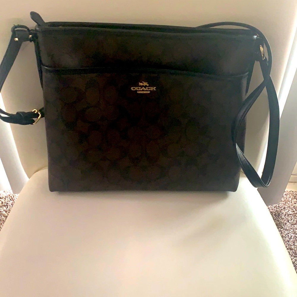 Woman’s Authentic Coach Purse 👜